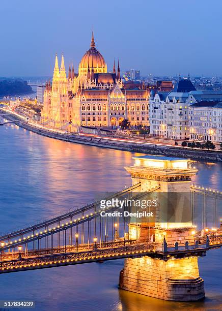 chain bridge and city skyline at night in budapest hungary - budapest stock pictures, royalty-free photos & images