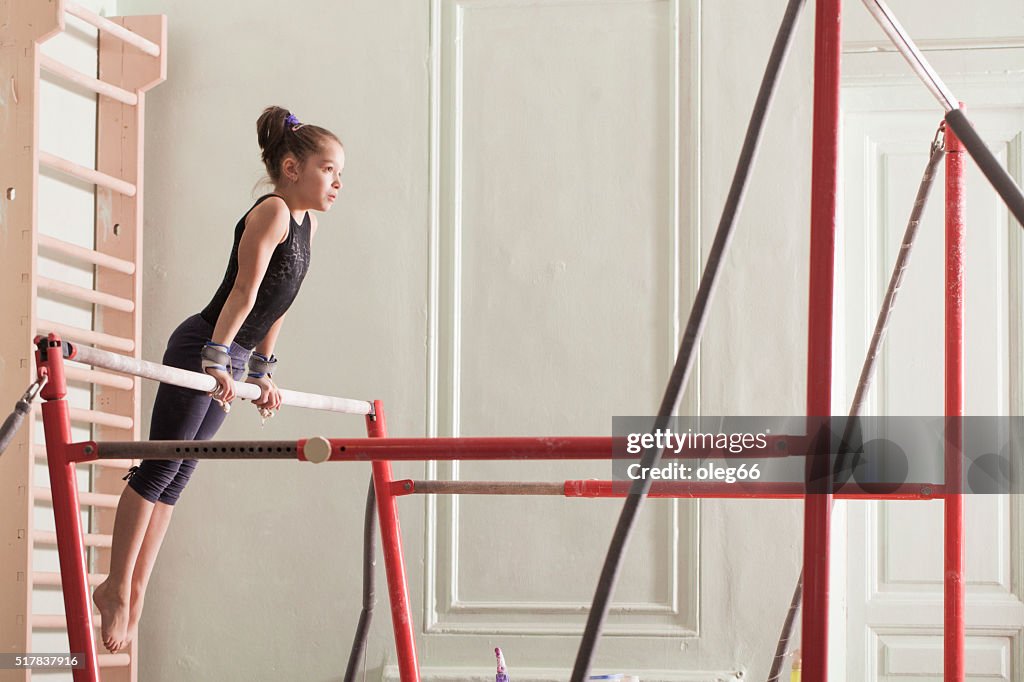 Teen fille dans une salle de sport