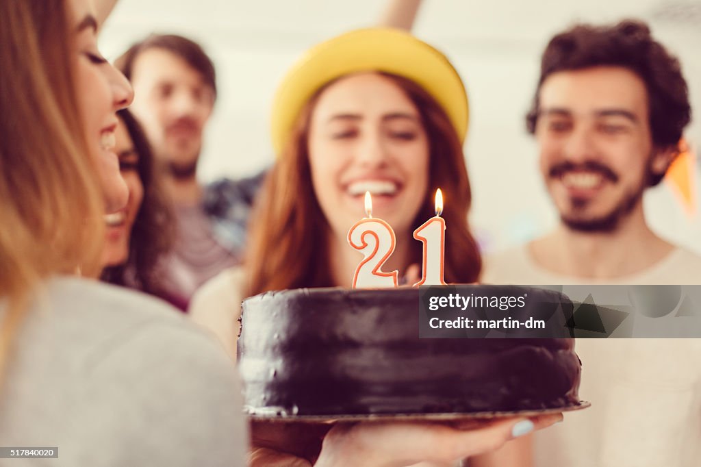 Junges Mädchen feiert ihr 21. Geburtstag mit Freunden