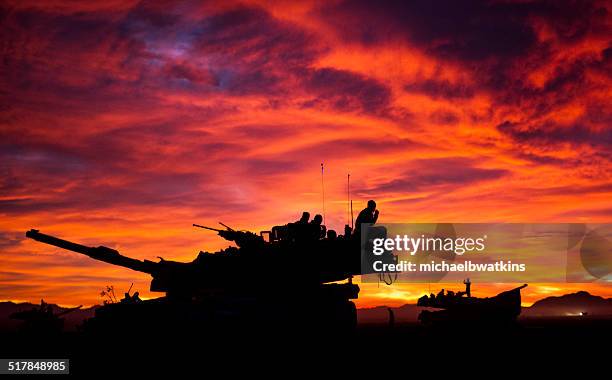 mia1 abrams tanque al atardecer - military tank fotografías e imágenes de stock