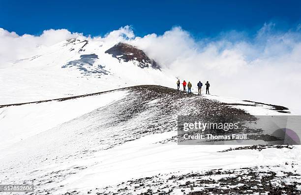 a piedi gruppo sul monte etna - etna foto e immagini stock