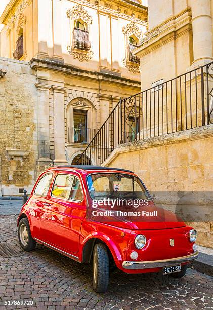 rojo fiat en italia - noto fotografías e imágenes de stock