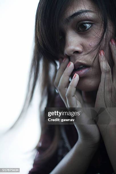 asustada joven sosteniendo su rostro y dando intensa de expresión. - giving a girl head fotografías e imágenes de stock