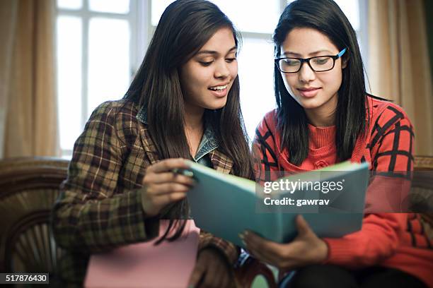 10 代の少女のレイトチェックアウトで勉強する学生でご予約ください。 - college girl pics ストックフォトと画像