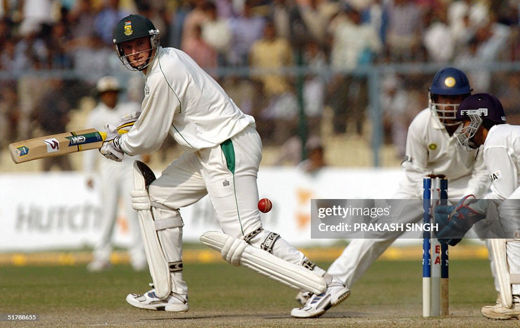 South African Captain Graeme Smith (L) p