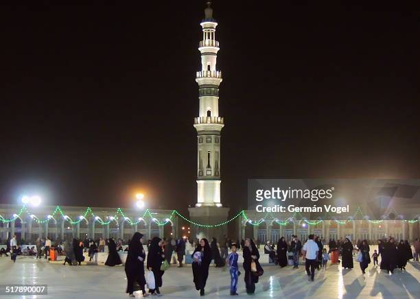 jamkaran mosque courtyard and minaret - jamkaran mosque imagens e fotografias de stock