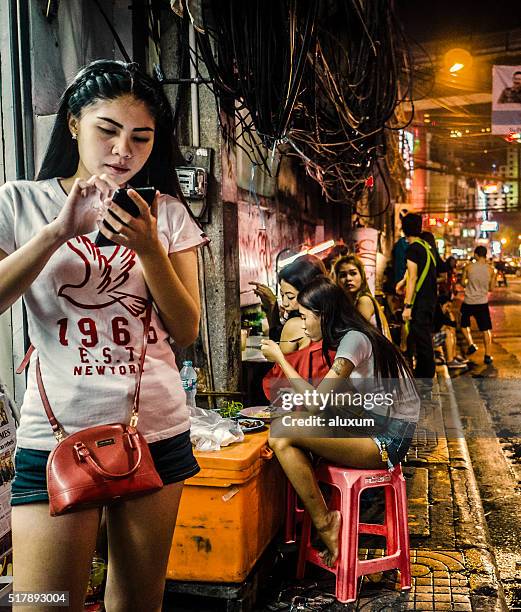 sukhumvit road soi 4 red light district bangkok - prostitutie stockfoto's en -beelden
