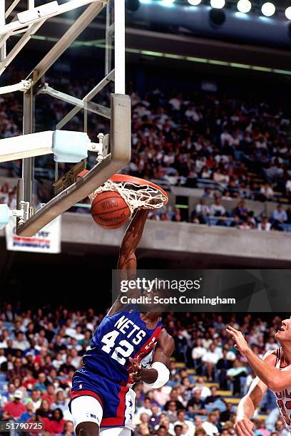 Anthony Mason of the Chicago Bulls goes up for a slam dunk against the Chicago Bulls during an NBA game circa 1990 at the Chicago Stadium in Chicago,...