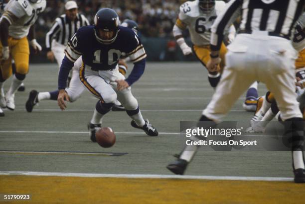 Fran Tarkenton quarterback for the Minnesota Vikings scrambles after a loose ball during Super Bowl IX against the Pittsburgh Steelers at Tulane...