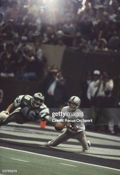 Oakland Raiders wide receiver Bob Chandler barely misses catching the ball at the end zone as a player from the Philadelphia Eagles blocks the shot...