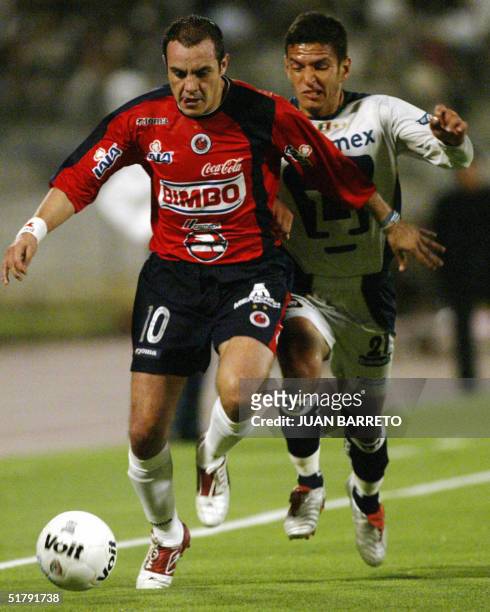 Mexican Cuauntemo Blanco of Veracruz fights for the ball with Jaime Lozano of Pumas during a matcj in Mexico city, 24 November 2004. AFP PHOTO/Juan...