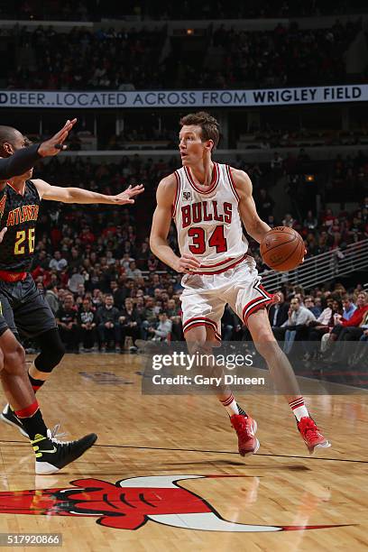 Mike Dunleavy of the Chicago Bulls drives to the basket against the Atlanta Hawks during the game on March 28, 2016 at United Center in Chicago,...