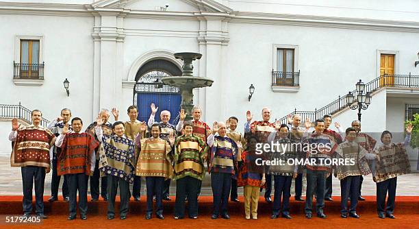 The APEC leaders pose for the family picture, 21 November 2004 at La Moneda Presidential Palace in Santiago. From L to R : Mexican President Vicente...