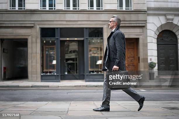 hombre de negocios caminando por la calle - maletín fotografías e imágenes de stock