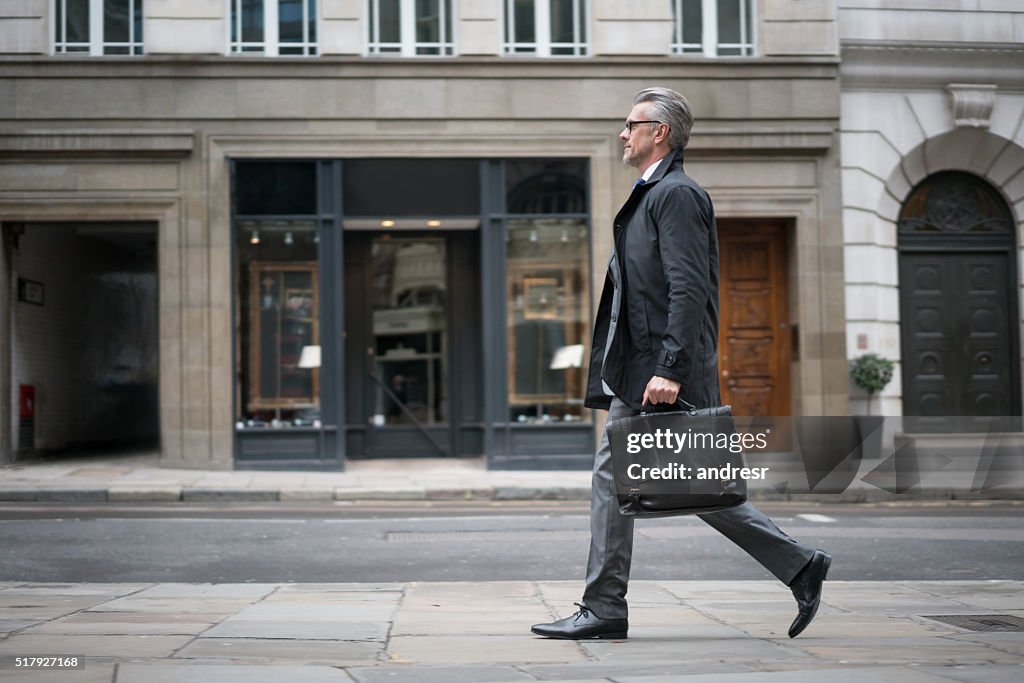 Uomo d'affari che cammina per strada