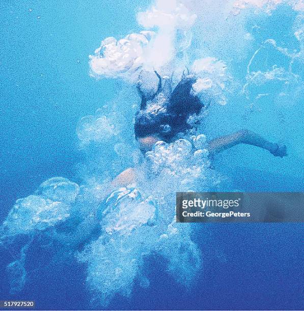 underwater view of asian girl jumping into pool - 溺水 幅插畫檔、美工圖案、卡通及圖標