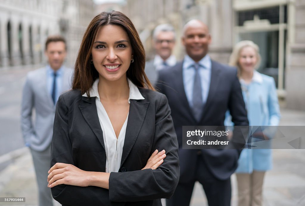 Exitosa mujer de negocios que un grupo