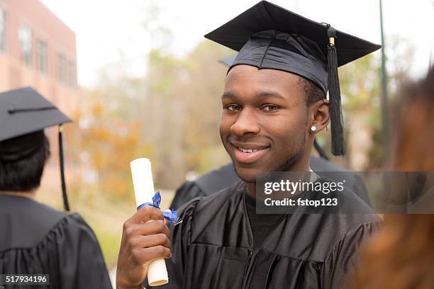 bildung : männliche absolventen und freunden auf college-campus. - high school graduation stock-fotos und bilder