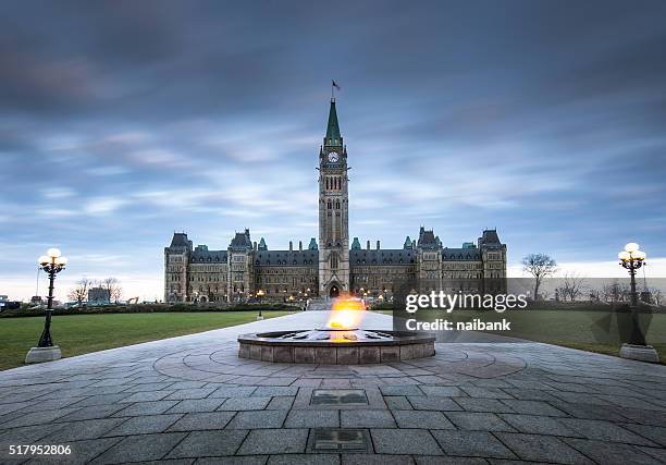 a long exposure shot of parliament building of ottawa - ottawa stock-fotos und bilder