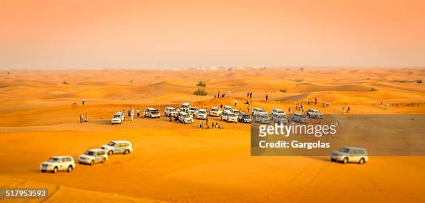 4 ruote motrici, safari nel deserto dubaî - gara di rally foto e immagini stock