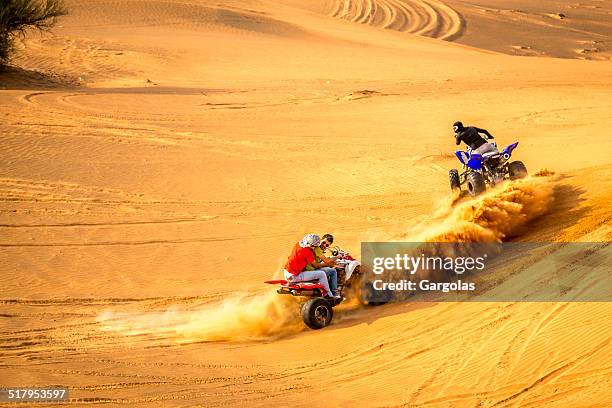 safari dans le désert en 4 roues motrices dubaî - sports car photos et images de collection