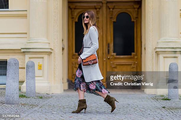 Fashion blogger Sofia Grau is wearing a green pink dress with floral print and grey long cardigan from Zara, bag Chloe Faye, belt vintage, sunglasses...