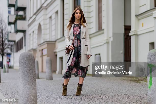 Fashion blogger Sofia Grau is wearing a green pink dress with floral print and grey long cardigan from Zara, bag Chloe Faye, belt vintage, olive...