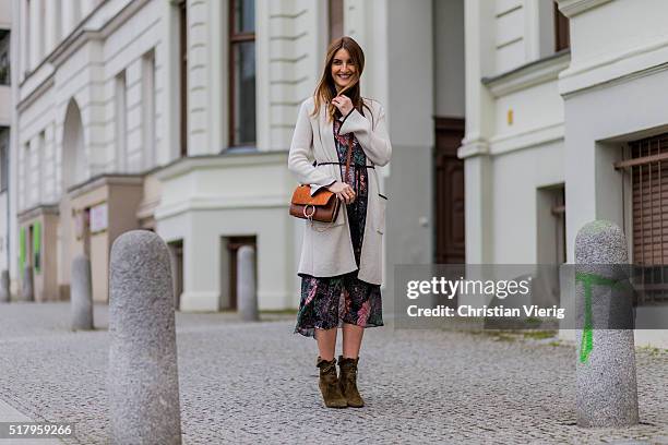 Fashion blogger Sofia Grau is wearing a green pink dress with floral print and grey long cardigan from Zara, bag Chloe Faye, belt vintage, olive...