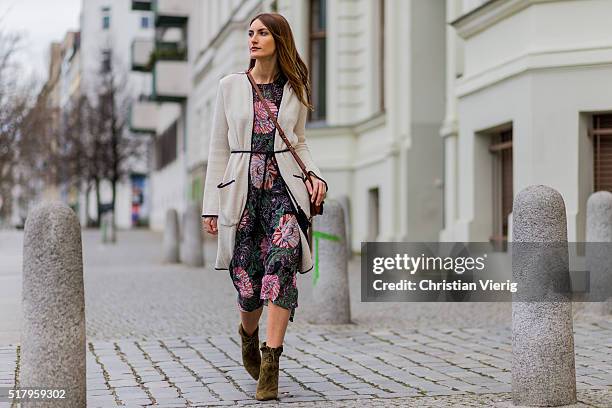 Fashion blogger Sofia Grau is wearing a green pink dress with floral print and grey long cardigan from Zara, bag Chloe Faye, belt vintage, olive...