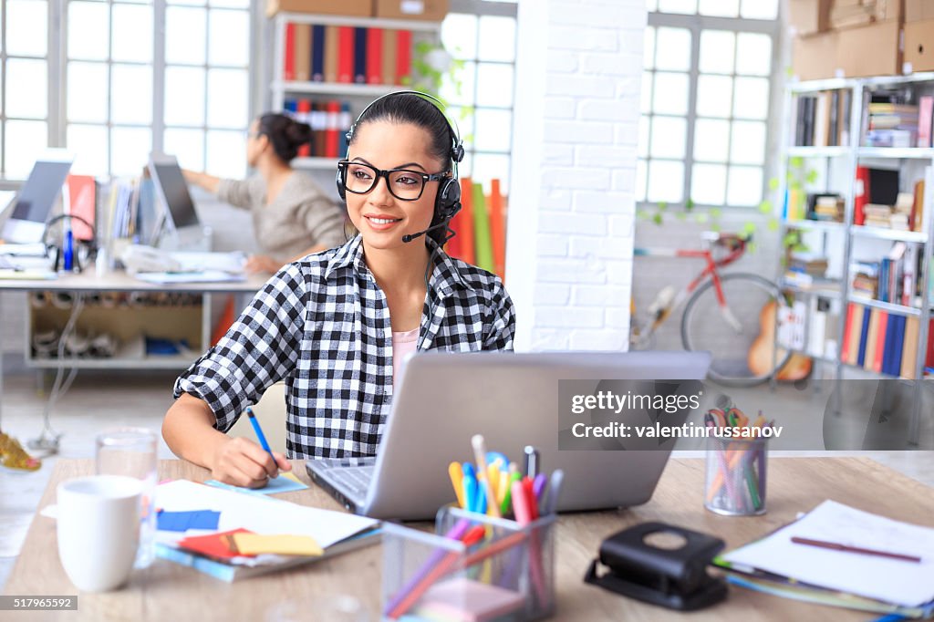 Lächelnd call-center-Mitarbeiter bei der Arbeit