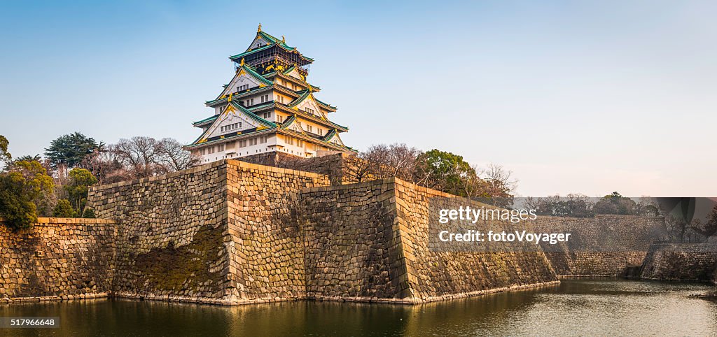 Castillo de Osaka paredes y foso iluminado al anochecer panorama de Japón