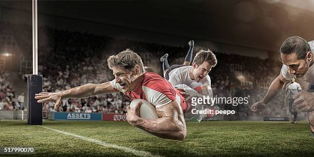 giocatore di rugby immersioni al punteggio mentre affrontati - placcare foto e immagini stock