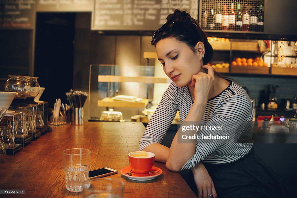 Jeune femme profitant d'une pause-café