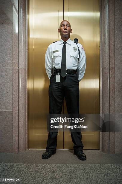 sécurité permanente à la garde - security guard photos et images de collection