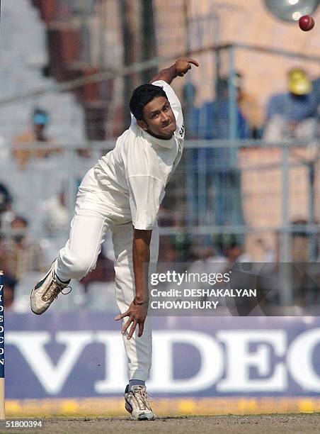 Indian cricketer Anil Kumble delivers the ball to Shaun Pollock... News Photo - Getty Images Indian cricketer Anil Kumble delivers the ball to Shaun Pollock... News Photo - Getty Images