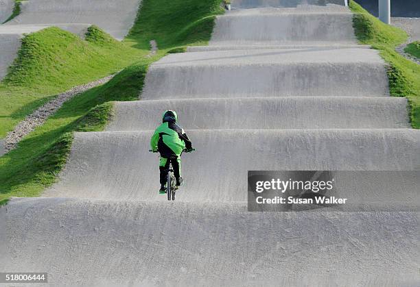 bmx rider - bmx track london - fotografias e filmes do acervo