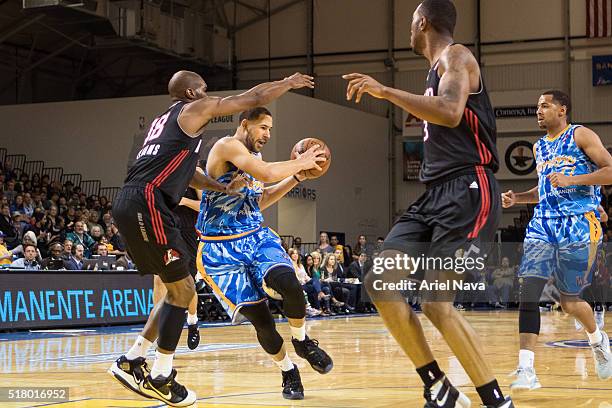 Mychel Thompson of the Santa Cruz Warriors drives to the basket against the Idaho Stampede during an NBA D-League game on MARCH 24, 2016 in Santa...