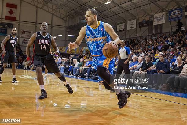 Mychel Thompson of the Santa Cruz Warriors drives to the basket against the Idaho Stampede during an NBA D-League game on MARCH 24, 2016 in Santa...