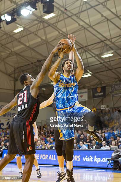 Xavier Henry of the Santa Cruz Warriors drives to the basket against the Idaho Stampede during an NBA D-League game on MARCH 24, 2016 in Santa Cruz,...