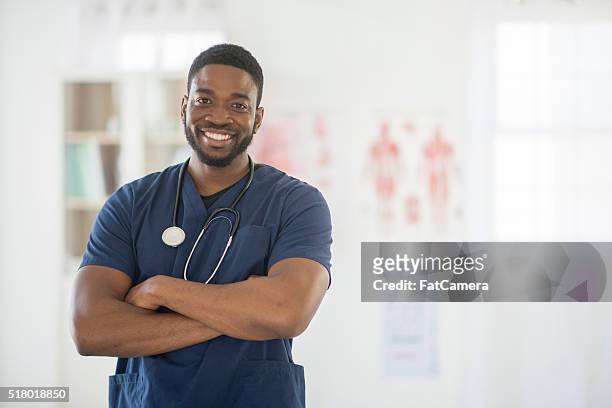 infirmière heureux au travail - african male portrait photos et images de collection