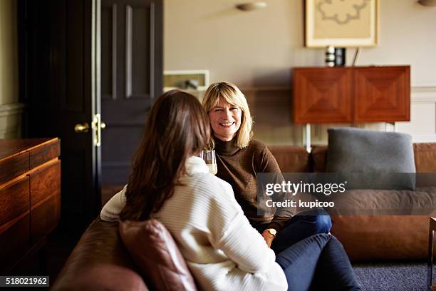 à conversa com alguns mãe e filha tempo - mother daughter couch imagens e fotografias de stock