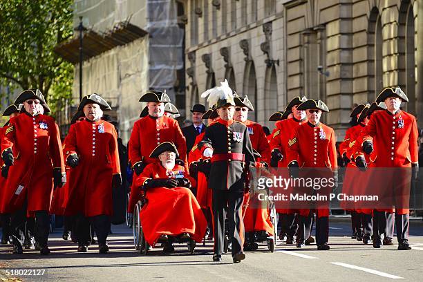 chelsea pensioners, remembrance sunday - remembrance day poppy stock-fotos und bilder