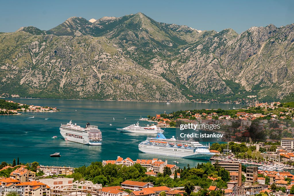 Drei Kreuzfahrtschiffe in vor Kotor Hafen,