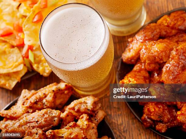 bière et ailes de poulet - beer bar photos et images de collection