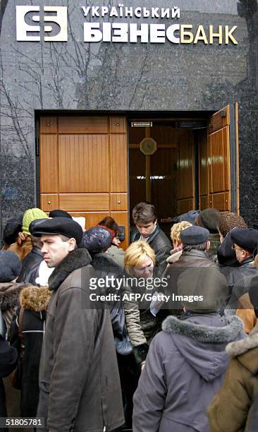 People wait in line to withdraw their savings outside the Ukrainian Business Bank in Donetsk, eastern Ukraine, 30 November 2004. Ukraine's political...