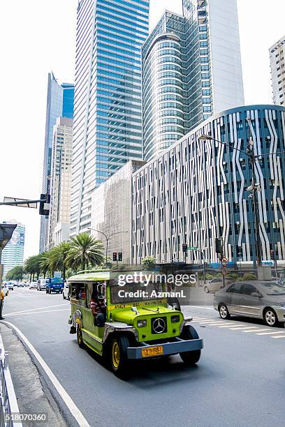 jeepney-kleinbus in makati stadt, manila, philippinen. - makati stock-fotos und bilder