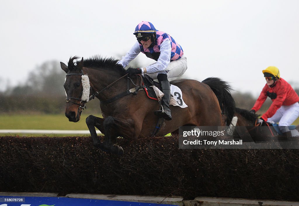 Joe Hill rides Divine Folly to wiin the Jeremy Swan Kimblewick Hunt ...