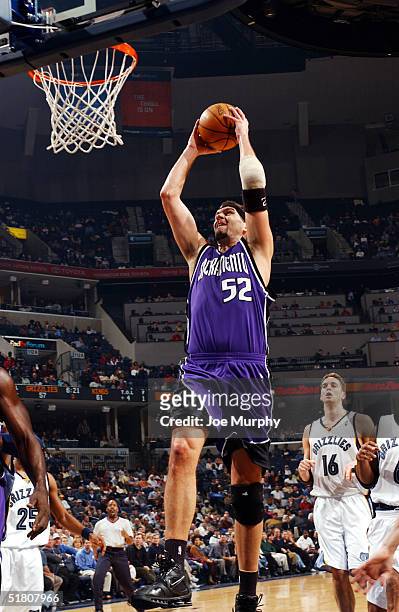 Brad Miller of the Sacramento Kings dunks the ball against the Memphis Grizzlies November 30, 2004 at Fedex Forum in Memphis, Tennessee. NOTE TO...