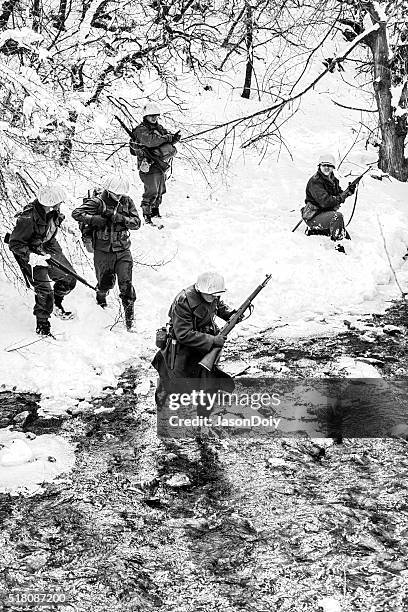 la seconde guerre mondiale : soldats passage à niveau creek dans la neige - battle of ardennes photos et images de collection