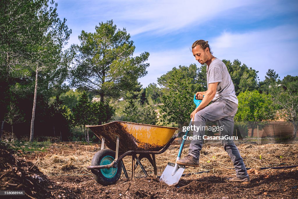 Junge Farmers sich bereit für die ökologische Landwirtschaft